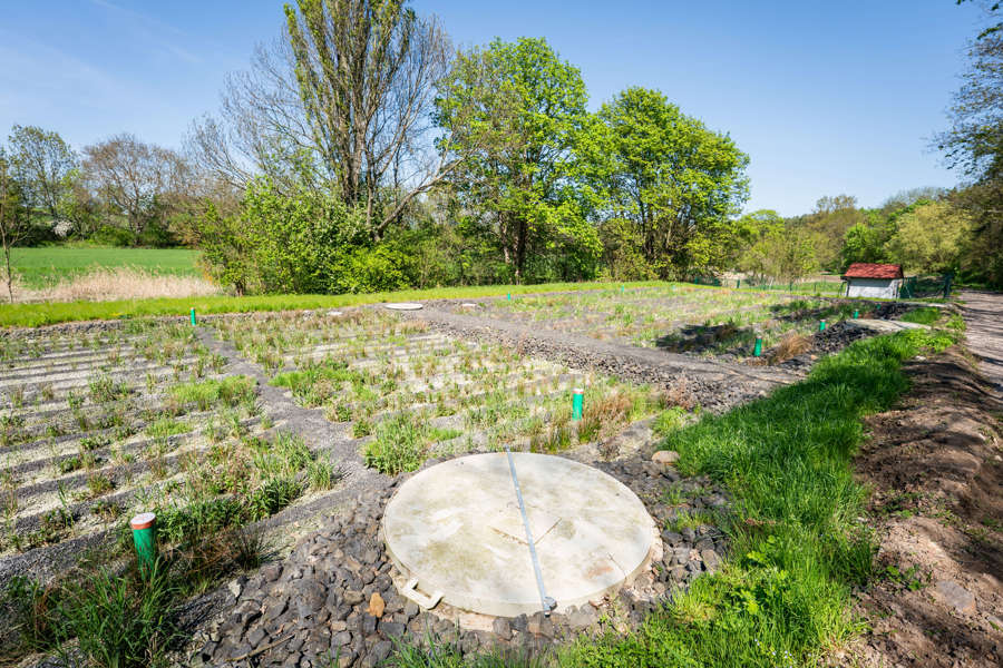 Vodní nádrž blízko malého města