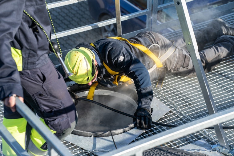 Vnější kontrola techniků uvnitř polygonu